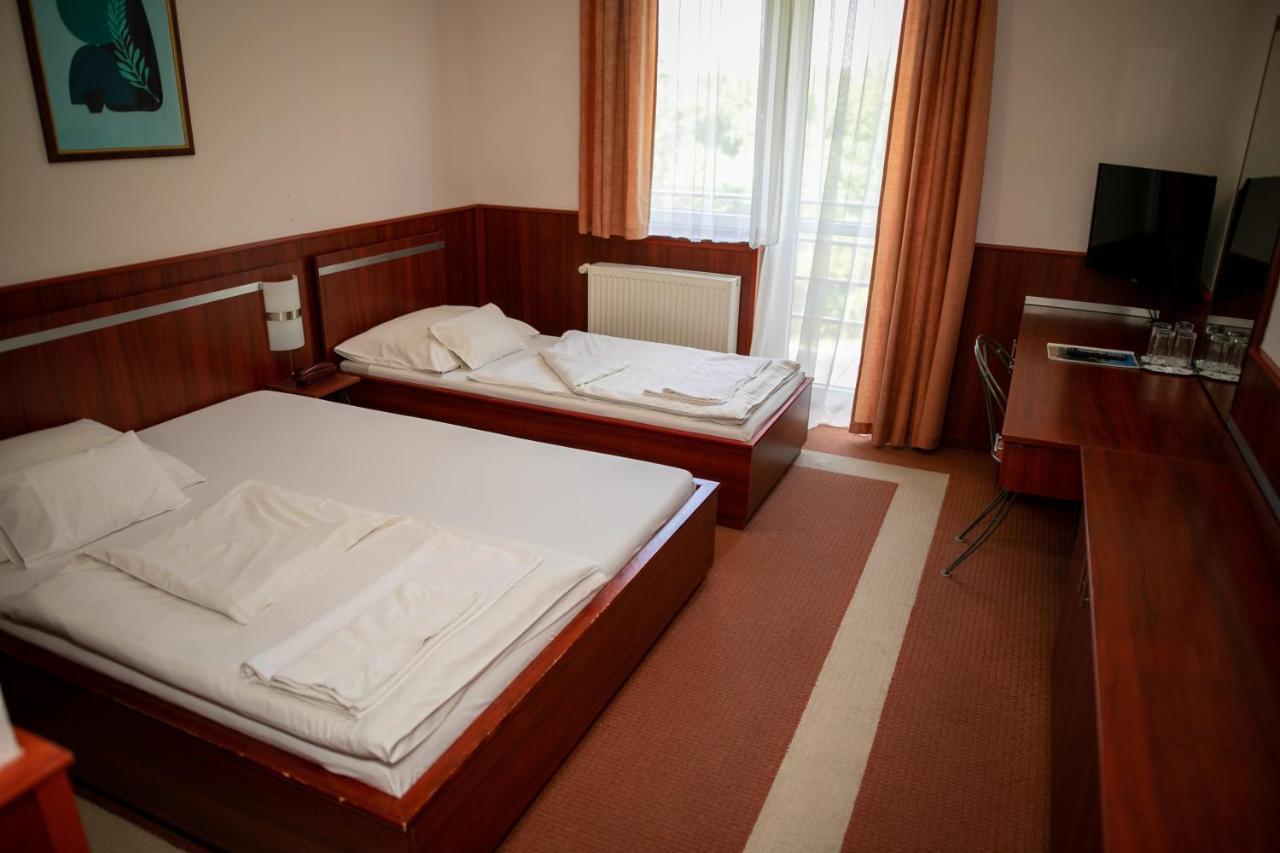 Korona Hotel és Étterem Püspökladány Extérieur photo