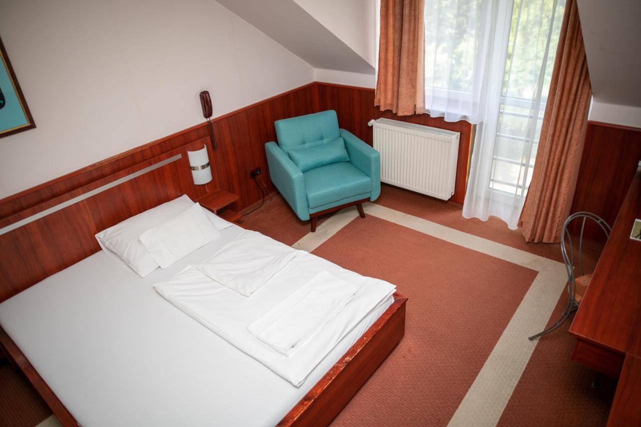 Korona Hotel és Étterem Püspökladány Extérieur photo