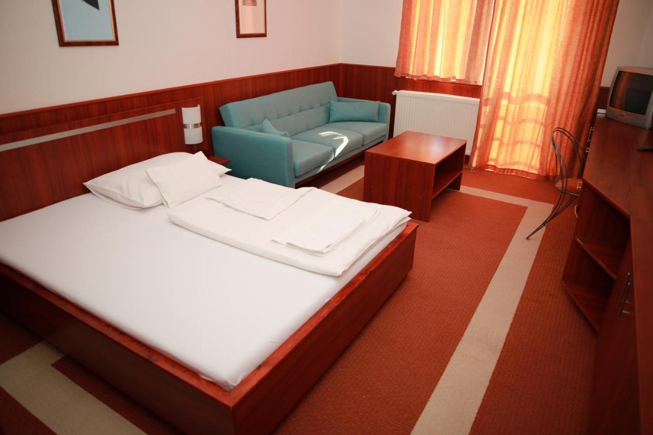 Korona Hotel és Étterem Püspökladány Extérieur photo